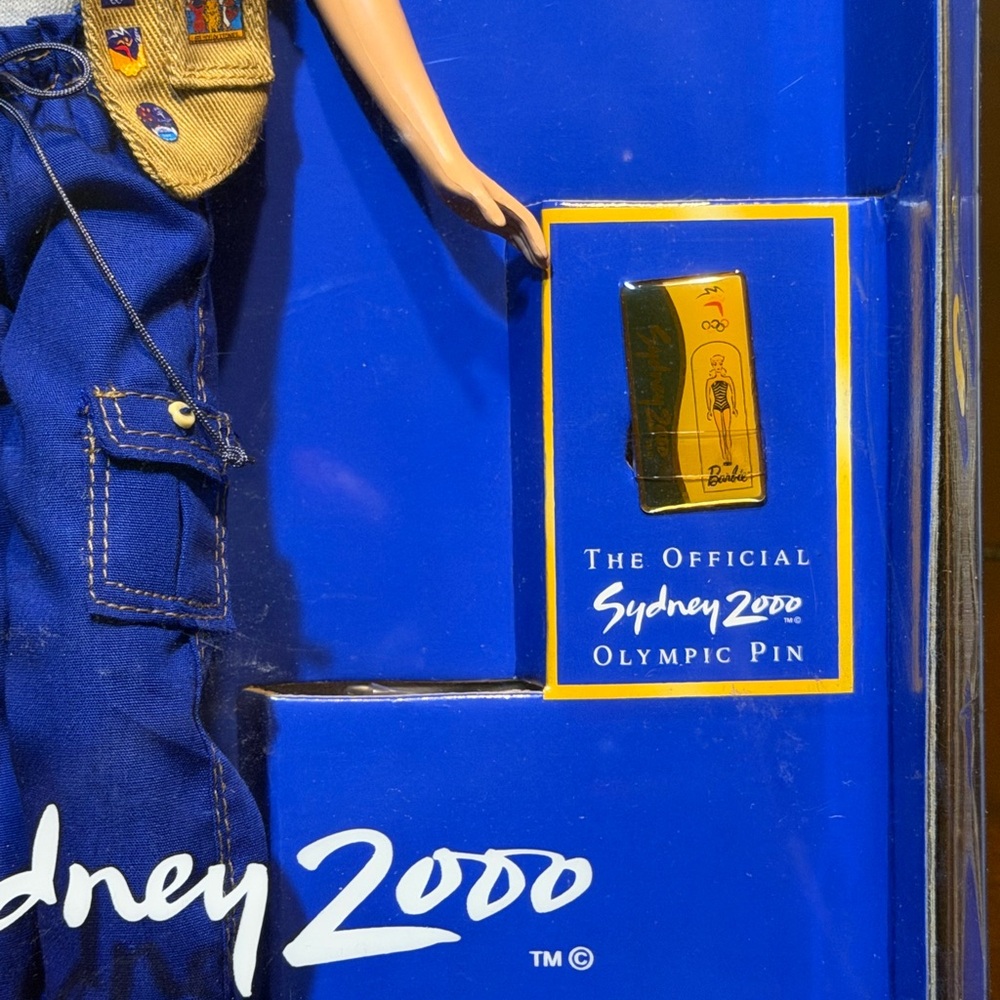 Sydney 2000 Olympic Pin Collector Barbie - Picture 4 of 9